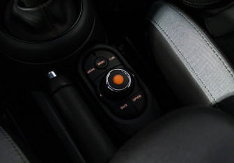 Подержанный автомобиль MINI Hatch 2019 года (18 фото)