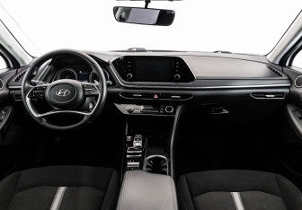 Подержанный автомобиль Hyundai Sonata 2021 года (10 фото)