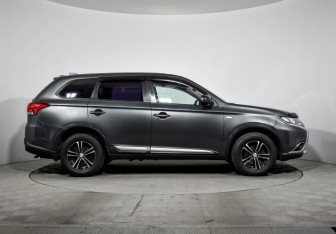 Подержанный автомобиль Mitsubishi Outlander 2018 года (4 фото)