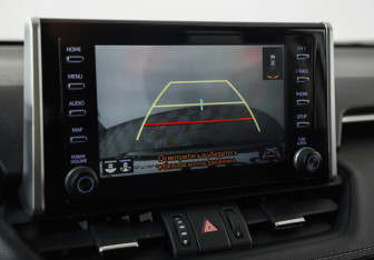 Подержанный автомобиль Toyota RAV4 2021 года (14 фото)