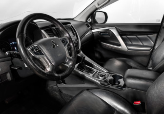 Подержанный автомобиль Mitsubishi Pajero Sport 2017 года (9 фото)