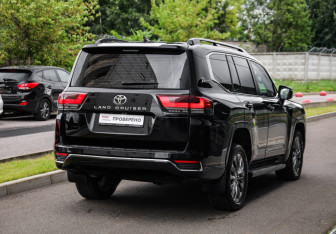 Подержанный автомобиль Toyota Land Cruiser Suv 2021 года (6 фото)