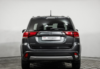 Подержанный автомобиль Mitsubishi Outlander 2016 года (6 фото)