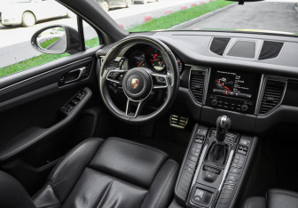 Подержанный автомобиль Porsche Macan 2018 года (11 фото)