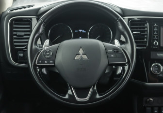 Подержанный автомобиль Mitsubishi Outlander 2017 года (15 фото)