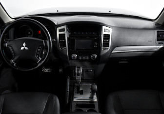 Подержанный автомобиль Mitsubishi Pajero 2018 года (15 фото)