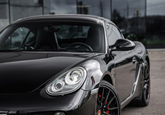 Подержанный автомобиль Porsche Cayman 2010 года (2 фото)