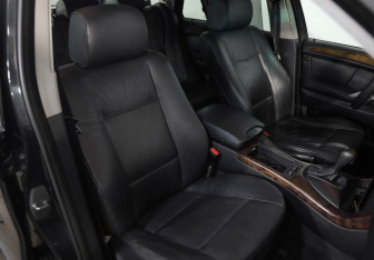 Подержанный автомобиль BMW X5 2005 года (20 фото)