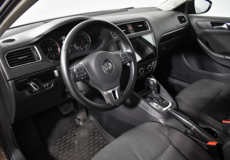 Подержанный автомобиль Volkswagen Jetta Sedan 2012 года (9 фото)