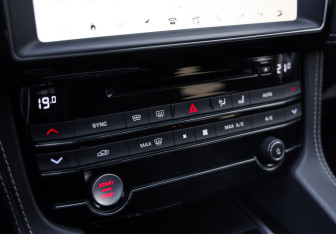 Подержанный автомобиль Jaguar F-Pace 2016 года (18 фото)