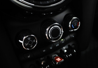 Подержанный автомобиль MINI Hatch 2018 года (13 фото)