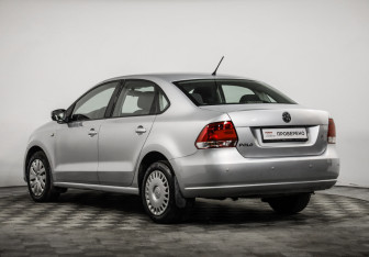 Подержанный автомобиль Volkswagen Polo Sedan 2015 года (7 фото)