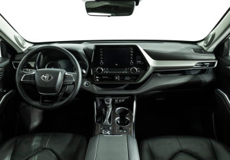 Подержанный автомобиль Toyota Highlander 2021 года (13 фото)