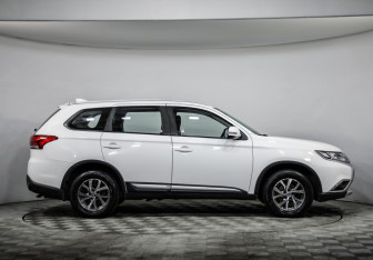 Подержанный автомобиль Mitsubishi Outlander 2017 года (4 фото)