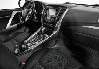 Подержанный автомобиль Mitsubishi Pajero Sport 2017 года (14 фото)