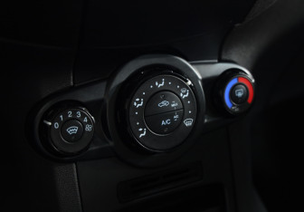 Подержанный автомобиль Ford Fiesta Sedan 2015 года (14 фото)