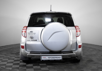 Подержанный автомобиль Toyota RAV4 2010 года (6 фото)