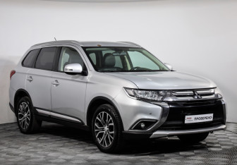 Подержанный автомобиль Mitsubishi Outlander 2015 года (3 фото)
