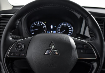 Подержанный автомобиль Mitsubishi Outlander 2022 года (16 фото)