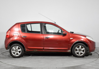 Подержанный автомобиль Renault Sandero 2010 года (4 фото)