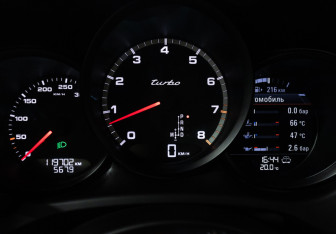 Подержанный автомобиль Porsche Macan 2014 года (12 фото)