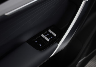 Подержанный автомобиль Geely Atlas 2024 года (19 фото)