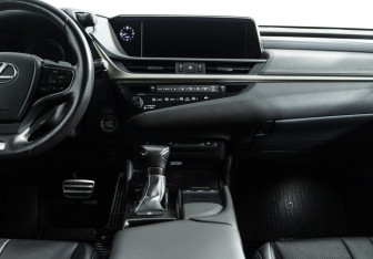 Подержанный автомобиль Lexus ES 2019 года (14 фото)