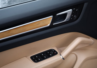 Подержанный автомобиль Porsche Cayenne 2018 года (16 фото)