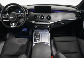 Подержанный автомобиль Kia Stinger 2023 года (14 фото)