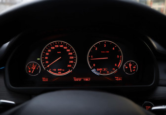 Подержанный автомобиль BMW X6 2016 года (13 фото)