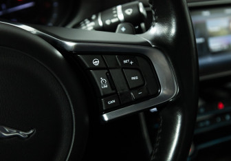 Подержанный автомобиль Jaguar XE 2015 года (18 фото)