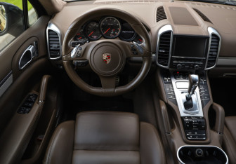 Подержанный автомобиль Porsche Cayenne 2010 года (12 фото)