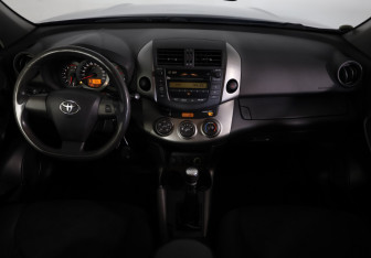 Подержанный автомобиль Toyota RAV4 2012 года (9 фото)