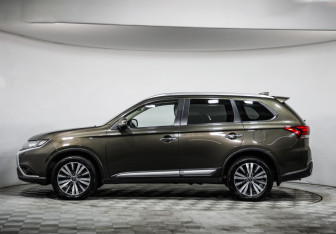 Подержанный автомобиль Mitsubishi Outlander 2020 года (8 фото)