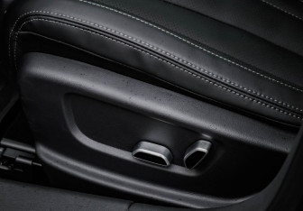 Подержанный автомобиль Hongqi H5 2024 года (27 фото)