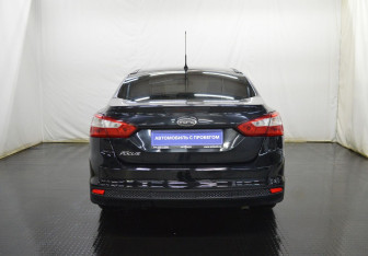 Подержанный автомобиль Ford Focus Sedan 2013 года (6 фото)