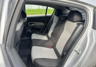 Подержанный автомобиль Chevrolet Cruze Hatchback 2012 года (16 фото)