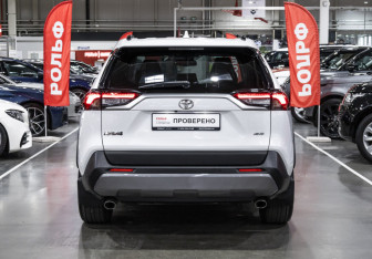 Подержанный автомобиль Toyota RAV4 2022 года (9 фото)