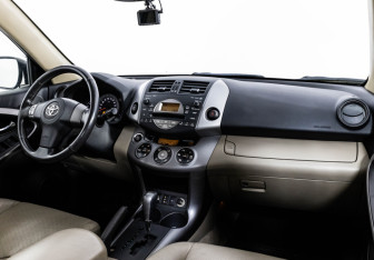Подержанный автомобиль Toyota RAV4 2006 года (9 фото)