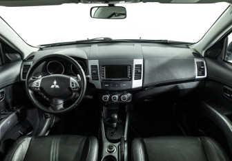 Подержанный автомобиль Mitsubishi Outlander 2012 года (13 фото)