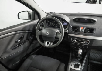 Подержанный автомобиль Renault Fluence 2010 года (9 фото)