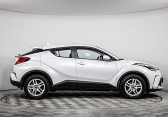 Подержанный автомобиль Toyota C-HR 2024 года (4 фото)