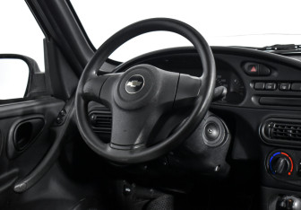 Подержанный автомобиль Chevrolet Niva 2011 года (14 фото)