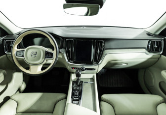 Подержанный автомобиль Volvo V60 2018 года (13 фото)