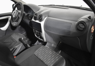Подержанный автомобиль Renault Sandero 2013 года (12 фото)