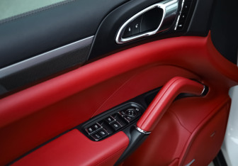 Подержанный автомобиль Porsche Cayenne 2016 года (14 фото)