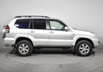 Подержанный автомобиль Toyota Land Cruiser Prado 2002 года (4 фото)
