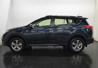 Подержанный автомобиль Toyota RAV4 2015 года (8 фото)