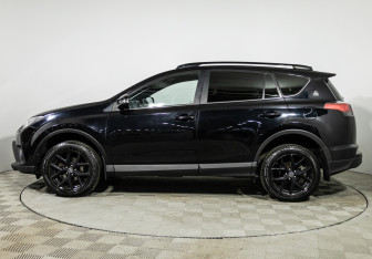 Подержанный автомобиль Toyota RAV4 2019 года (8 фото)
