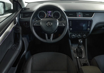Подержанный автомобиль Skoda Octavia Liftback 2018 года (10 фото)